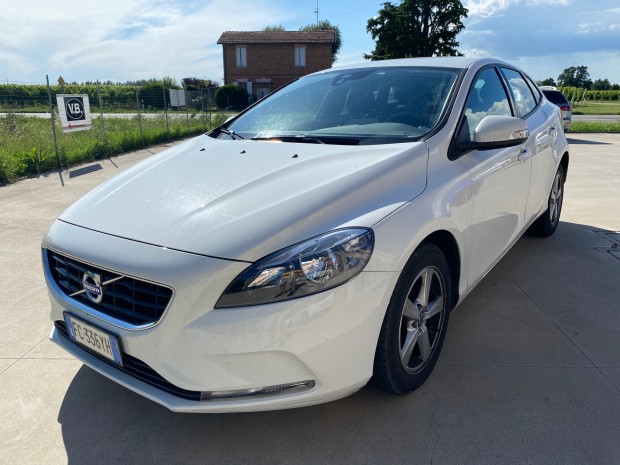 VOLVOV40BENZINA (8) VOLVOV40BENZINA (8)